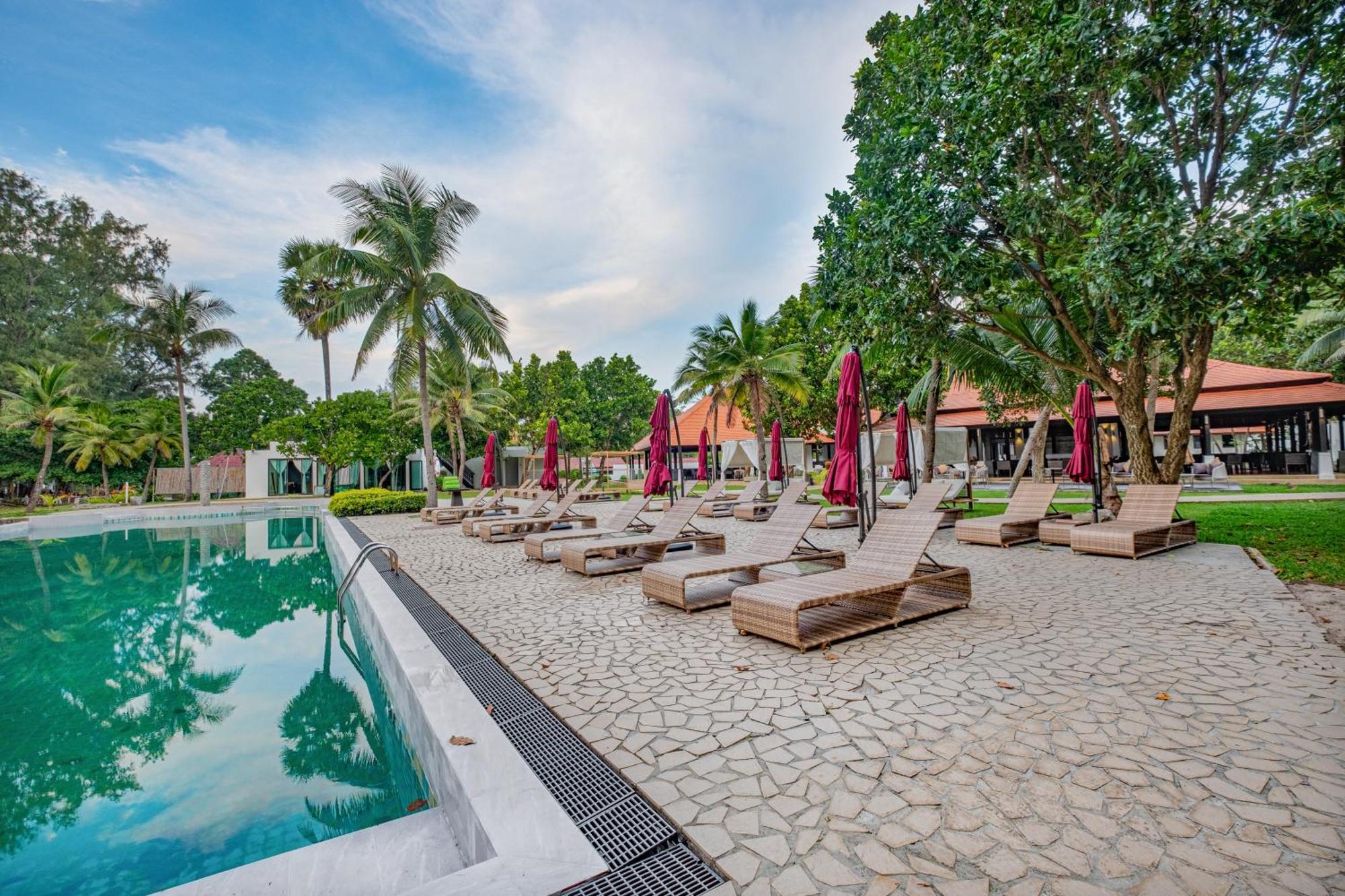 Estella Phuket Mai Khao Beach Resort Exteriör bild